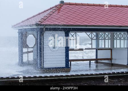 Aberystwyth, Ceredigion, Wales, Großbritannien. 08th Dezember 2021 Großbritannien Wetter: Aberystwyth wird an der Promenade von Aberystwyth nach dem Sturm Barra und den Küstenwellen beschädigt, da die starken Winde die Promenade entlang der Westküste von Aberystwyth heute Morgen weiter schlagen. © Ian Jones/Alamy Live News Stockfoto