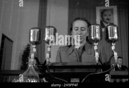 Warszawa, 1949-03. W dniach 20 i 21 marca odbywa³a siê Krajowa Narada Oszczêdnoœciowa. Na obrady przybyli przedstawiciele rz¹du, Rady Pañstwa, Sejmu oraz dzia³acze gospodarczy, administracyjni i zwi¹zkowi. Przedstawiciele Rad zak³adowych odczytywali zobowi¹zania za³óg swoich zak³adów do przedterminowego wykonania planu produkcji oraz deklarowali przeprowadzenie akcji oszczêdnoœciowych. NZ. Przemawia przewodnicz¹ca Zarz¹du Sto³ecznego Zwi¹zku M³odzie¿y Polskiej Halina Krysanka. msa PAP Dok³adny dzieñ wydarzenia nieustalony. Warschau, März 1949. Das nationale Spartreffen fand am März statt Stockfoto