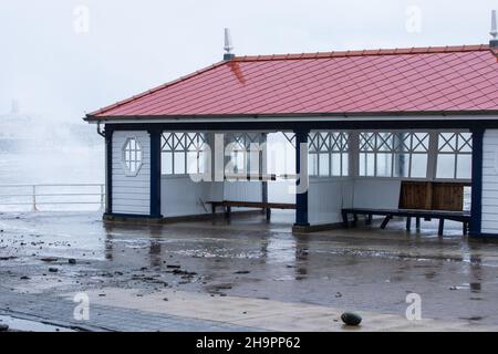 Aberystwyth, Ceredigion, Wales, Großbritannien. 08th Dezember 2021 Großbritannien Wetter: Aberystwyth wird an der Promenade von Aberystwyth nach dem Sturm Barra und den Küstenwellen beschädigt, da die starken Winde die Promenade entlang der Westküste von Aberystwyth heute Morgen weiter schlagen. © Ian Jones/Alamy Live News Stockfoto