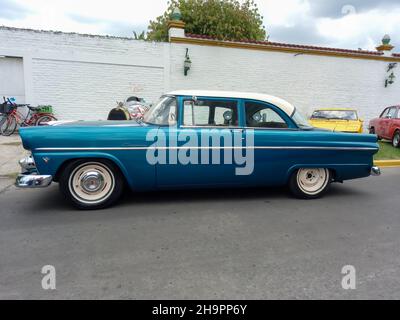 LOMAS DE ZAMORA - BUENOS AIRES, ARGENTINIEN - 05. Dez 2021: Zweitürige Limousine des Ford Customline V8 in Vintage-Blau 1955-1956. Seitenansicht. CADEAA 2021 Oldtimer Stockfoto