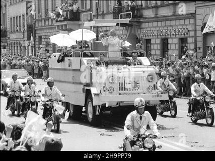 Warszawa, 1979-06-02. Pierwsza pielgrzymka Papie¿a Jana Paw³a II do Ojczyzny. Nz. Ojciec Œwiêty przeje¿d¿a ulic¹ Nowy Œwiat w papamobile. gr PAP/Zbigniew Matuszewski Warschau, 2. Juni 1979. Die erste Wallfahrt von Papst Johannes Paul II. In die Heimat. Im Bild: Der Heilige Vater an Bord eines Pappmobils in der Nowy Swiat Straße. gr PAP/Zbigniew Matuszewski *** Ortsüberschrift *** 00000000714249 Stockfoto