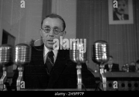 Warszawa, 1949-03. W dniach 20 i 21 marca odbywa³a siê Krajowa Narada Oszczêdnoœciowa. Na obrady przybyli przedstawiciele rz¹du, Rady Pañstwa, Sejmu oraz dzia³acze gospodarczy, administracyjni i zwi¹zkowi. Przedstawiciele Rad zak³adowych odczytywali zobowi¹zania za³óg swoich zak³adów do przedterminowego wykonania planu produkcji oraz deklarowali przeprowadzenie akcji oszczêdnoœciowych. msa PAP Dok³adny dzieñ wydarzenia nieustalony. Warschau, März 1949. Das nationale Spartreffen fand am 20. Und 21. März statt. An der Veranstaltung nahmen Regierung, Staatsrat, Sejm-Beamte und Wirtschaftsvertreter Teil Stockfoto