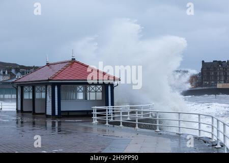 Aberystwyth, Ceredigion, Wales, Großbritannien. 08th Dezember 2021 UK Wetter: Starke Winde aus dem Sturm Barra und Küstenwellen schlagen heute Morgen die Promenade entlang der Westküste von Aberystwyth weiter. © Ian Jones/Alamy Live News Stockfoto