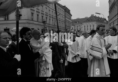 Warszawa, 1979-06-14. Procesja Bo¿Ego Cia³a na Krakowskim Przedmieœciu. Nz. Prymas Stefan Wyszyñski niesie monstrancjê. Ad/gr PAP/Maciej K³oœ Warschau, 14. Juni 1979. Die Fronleichnamsprozession in der Krakowskie Przedmiescie Straße. Im Bild: primas Stefan Wyszynski trägt Monstranz. Ad/gr PAP/Maciej Klos Stockfoto