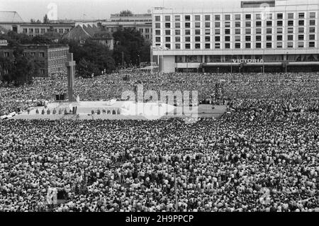 Warszawa, 1979-06-02. Pierwsza pielgrzymka Papie¿a Jana Paw³a II do Ojczyzny. NZ. Uczestnicy Mszy Œwiêtej na placu Zwyciêstwa odprawianej przez Ojca Œwiêtego. gr PAP/Ireneusz Radkiewicz Warschau, 2. Juni 1979. Die erste Wallfahrt von Papst Johannes Paul II. In die Heimat. Bild: Teilnehmer der heiligen Messe, die der Papst auf dem Zwyciestwa-Platz sagte. gr PAP/Ireneusz Radkiewicz *** Ortsüberschrift *** 00000001508624 Stockfoto