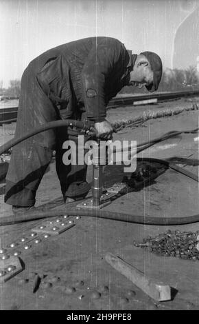 Warszawa, 1949-03. Budowa mostu Œl¹sko-D¹browskiego, przeprawy drogowej przez Wis³ê na Trasie W-Z (Trasa Wschód-Zachód). NZ. Budowa p³yty drogowej mostu, prace nitownicze; w g³êbi Park Praski. mta PAP Dok³adny dzieñ wydarzenia nieustalony. Warschau, März 1949. Der Bau der Slasko-Dabrowski Brücke über die Weichsel, Teil der W-Z (Ost-West) Route. Im Bild: Der Bau der Brückenstraße; Nieten; im Hintergrund Praski Park (links). mta PAP Stockfoto