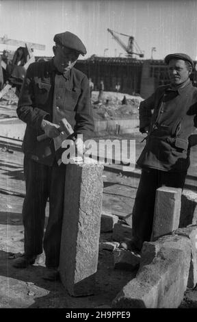 Warszawa, 1949-03. Budowa mostu Œl¹sko-D¹browskiego, przeprawy drogowej przez Wis³ê na Trasie W-Z (Trasa Wschód-Zachód). NZ. obróbka detali kamiennych przeznaczonych na budowê mostu. mta PAP Dok³adny dzieñ wydarzenia nieustalony. Warschau, März 1949. Der Bau der Slasko-Dabrowski Brücke über die Weichsel, Teil der W-Z (Ost-West) Route. Abgebildet: Verkleidung aus Steinelementen. mta PAP Stockfoto