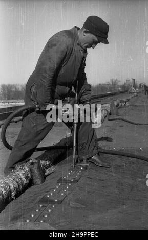 Warszawa, 1949-03. Budowa mostu Œl¹sko-D¹browskiego, przeprawy drogowej przez Wis³ê na Trasie W-Z (Trasa Wschód-Zachód). NZ. Budowa p³yty drogowej mostu, prace nitownicze; w g³êbi Park Praski. mta PAP Dok³adny dzieñ wydarzenia nieustalony. Warschau, März 1949. Der Bau der Slasko-Dabrowski Brücke über die Weichsel, Teil der W-Z (Ost-West) Route. Im Bild: Der Bau der Brückenstraße; Nieten; im Hintergrund Praski Park. mta PAP Stockfoto