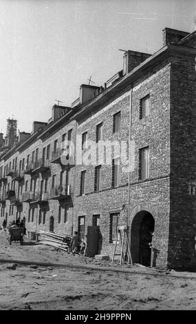 Warszawa, 1949-03. Budowa siedla mieszkaniowego Mariensztat dla przodowników pracy na Powiœlu. Osiedle sk³adaj¹ce siê z 23 kamienic wybudowano w latach 1948-1949, wed³ug projectu Zygmunta Stêpiñskiego i Józefa Sigalina. NZ. prace wykoñczeniowe na budowie kamienic przy ulicy Mariensztat, widok z ulicy Sowiej. mta PAP Dok³adny dzieñ wydarzenia nieustalony. Warschau, März 1949. Der Bau der Wohnsiedlung von Mariensztat für Helden der sozialistischen Arbeit im Bezirk Powisle. Die Siedlung von 23 Wohnblöcken wurde zwischen 1948-1949 nach dem Entwurf von Zygmunt Stepinski gebaut Stockfoto