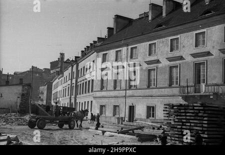 Warszawa, 1949-03. Budowa siedla mieszkaniowego Mariensztat dla przodowników pracy na Powiœlu. Osiedle sk³adaj¹ce siê z 23 kamienic wybudowano w latach 1948-1949, wed³ug projectu Zygmunta Stêpiñskiego i Józefa Sigalina. NZ. prace wykoñczeniowe na budowie kamienic przy ulicy Mariensztat. mta PAP Dok³adny dzieñ wydarzenia nieustalony. Warschau, März 1949. Der Bau der Wohnsiedlung von Mariensztat für Helden der sozialistischen Arbeit im Bezirk Powisle. Die Siedlung von 23 Wohnblöcken wurde zwischen 1948-1949 nach dem Entwurf von Zygmunt Stepinski und Jozef Sigalin errichtet. Abb. Stockfoto