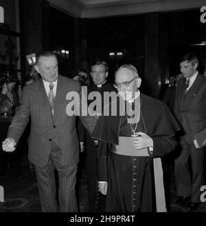 Warszawa, 1979-03-22. OD momentan kiedy Karol Wojty³a zosta³ najwy¿szym zwierzchnikiem Koœcio³a Katolickiego toczy³y siê negocjacje przedstawicieli Koœcio³a z rz¹dem PRL dotycz¹ce pielgrzymki Papie¿a do rodzinnego kraju. Bardzo istotym elementem tych spotkañ by³a wizyta arcybiskupa Agostino Casaroli, sekretarza stanu Stolicy Apostolskiej w Warszawie, która trwa³a od 22 do 24 marca 1979 roku. NZ. m.in. Arcybiskup Agostino Casaroli (2P), Premier PRL Piotr Jaroszewicz (L), pra³at antykamery papieskiej Juliusz Paetz (2L). Ad PAP/Henryk Rosiak Warschau, 22. März 1979. Seit Karol hat Wojtyla sich beca Stockfoto