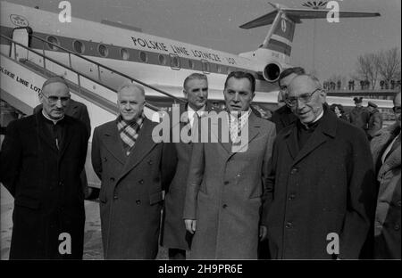 Warszawa, 1979-03-22. OD momentan kiedy Karol Wojty³a zosta³ najwy¿szym zwierzchnikiem Koœcio³a Katolickiego toczy³y siê negocjacje przedstawicieli Koœcio³a z rz¹dem PRL dotycz¹ce pielgrzymki Papie¿a do rodzinnego kraju. Bardzo istotym elementem tych spotkañ by³a wizyta arcybiskupa Agostino Casaroli, sekretarza stanu Stolicy Apostolskiej w Warszawie, która trwa³a od 22 do 24 marca 1979 roku. NZ. m.in. Agostino Casaroli (P) oraz arcybiskup Bronis³aw D¹browski (L). Ad PAP/Henryk Rosiak Warschau, 22. März 1979. Seit Karol Wojtyla das Oberhaupt der katholischen Kirche wurde, gab es Verhandlungen mit Stockfoto