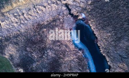 Dem blauen Bach entlang durch das ländliche wisconsin-Ackerland Stockfoto