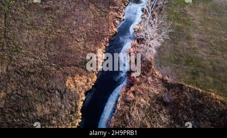 Dem blauen Bach entlang durch das ländliche wisconsin-Ackerland Stockfoto