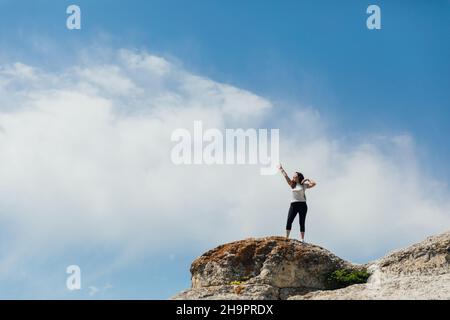 Touristen Frau Reisende auf einem Berg allein schaut auf die Landschaft Stockfoto