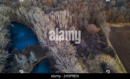 Dem blauen Bach entlang durch das ländliche wisconsin-Ackerland Stockfoto