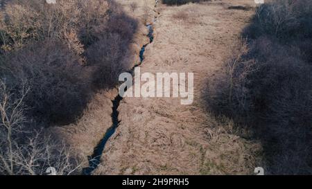 Dem blauen Bach entlang durch das ländliche wisconsin-Ackerland Stockfoto