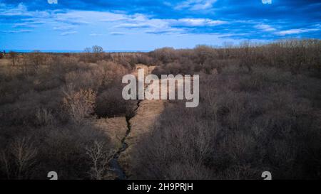 Dem blauen Bach entlang durch das ländliche wisconsin-Ackerland Stockfoto