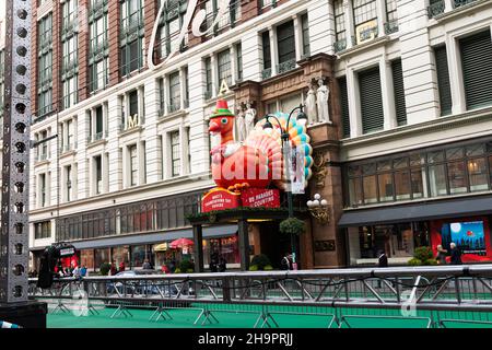 New York City, New York, USA - 21. November 2021: Macys Eingang in der Straße 34th in New York City zur Parade zum „Tag des Schenkens“. Stockfoto