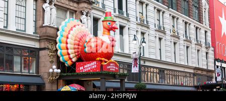 New York City, New York, USA - 21. November 2021: Macy’s Kaufhaus am Herald Platz mit einer türkeidekoration am Eingang des Kaufhauses Stockfoto