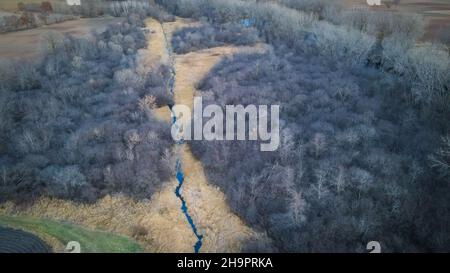 Dem blauen Bach entlang durch das ländliche wisconsin-Ackerland Stockfoto