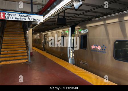 New York City, New York, USA - 21. November 2021: Long Island Railroad Train verlässt den Bahnhof in New York City mit einer Treppe zur Straße, Stockfoto