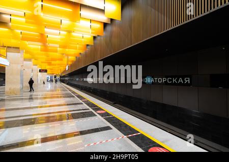 7. Dezember 2021. Moskau. Russland. Bahnsteig und das Innere der neuen modernen U-Bahn-Station Novatorskaya an der Moskauer Metro Big Circle Line. Stockfoto