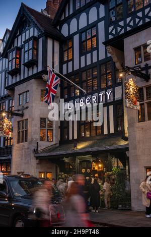 Großbritannien, England, London, Weihnachten, GT Marlborough Street, Liberty's, Ladeneingang bei Nacht Stockfoto