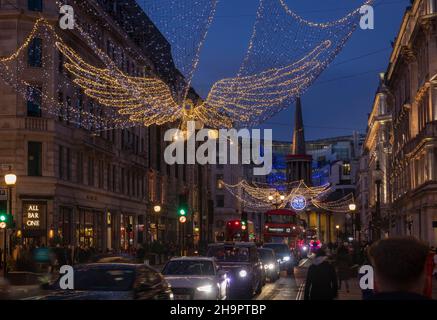 Großbritannien, England, London, Regent Street, Abend, Weihnachtsbeleuchtung Stockfoto