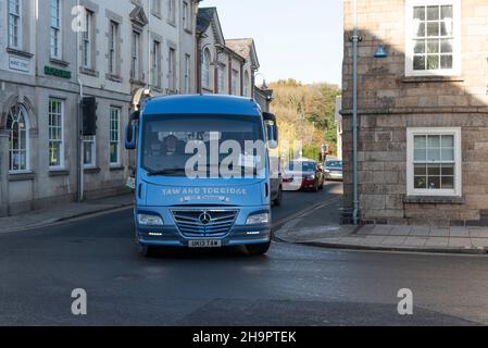 Oakhampton, Devon, England, Großbritannien. 2021. Ein blauer Bus, der auf dem Oakhampton nach Iddesleigh 648 fährt, ein einmal pro Woche Betrieb. Stockfoto