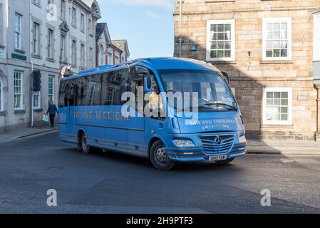 Oakhampton, Devon, England, Großbritannien. 2021. Ein blauer Bus, der auf dem Oakhampton nach Iddesleigh 648 fährt, ein einmal pro Woche Betrieb. Stockfoto