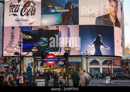 Großbritannien, England, London, Piccadilly Circus, beleuchtete Werbeschilder am Monico Building Stockfoto