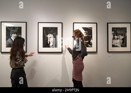 London, England, Großbritannien. 8th Dez 2021. Seltene und unsichtbare Bilder der Beatles im Frühjahr 1964 am Set ihres ersten Films „A Hard Days Night“, aufgenommen vom Fotografen Lord Thynne, war Sohn der Marquess of Bath aus dem Jahr 6th. Kredit: claire doherty/Alamy Live Nachrichten Stockfoto