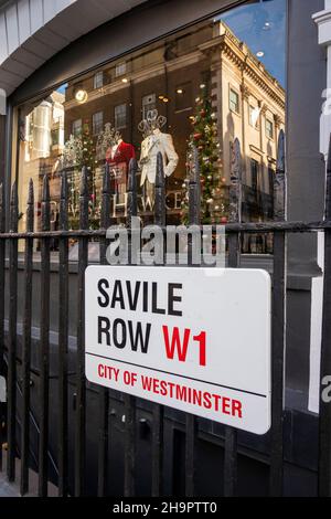 Großbritannien, England, London, Saville Row, Straßenschild bei Gieves und Hawkes Tailors gegründet 1771 Stockfoto