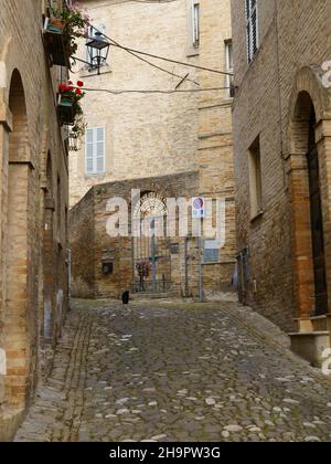 Fermo, Marken, Italien: Alte Gebäude in der historischen Stadt Stockfoto