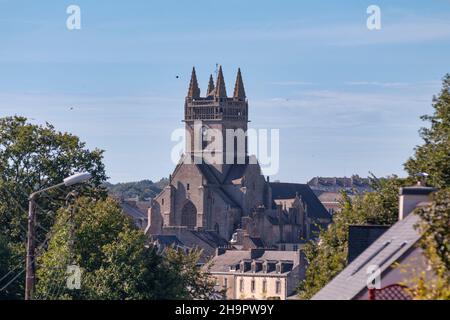 Luftaufnahme der Kirche unserer Lieben Frau von der Himmelfahrt, (́Eglise Notre-Dame de l'Assomption) in Quimperlé, Bretagne. Stockfoto