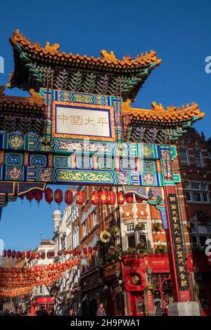 Großbritannien, England, London, Gerrard Place, Chinatown Gate zu Weihnachten Stockfoto