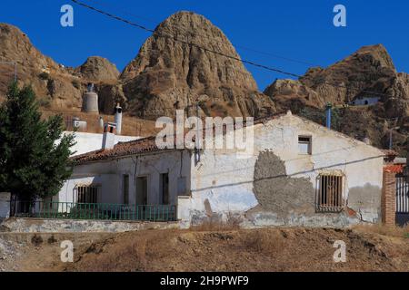 Weiße Höhlenhäuser im Höhlenbezirk von Guadix, Wohnungen auf dem Berg, Kalksteintuff, Lössfelsen, Höhlenhäuser, Guadix, Höhlenbezirk (Trogodytos) Stockfoto