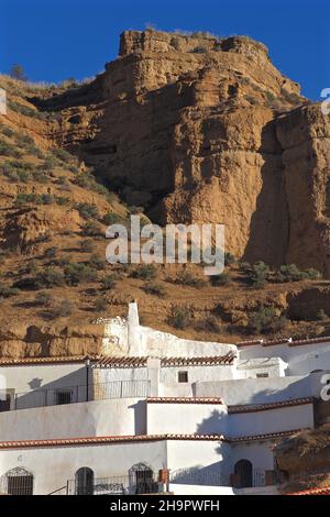 Weiße Höhlenhäuser im Höhlenbezirk von Guadix, Wohnungen auf dem Berg, Kalksteintuff, Lössfelsen, Höhlenhäuser, Guadix, Höhlenbezirk (Trogodytos) Stockfoto