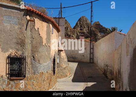 Gasse im Höhlenbezirk von Guadix, Wohnungen auf dem Berg, Kalkstein Tuffstein, Lössfelsen, Höhlenhäuser, Guadix, Höhlenbezirk (Trogodytos), Altstadt Stockfoto