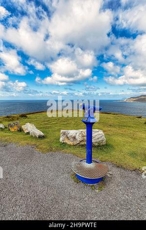 Aussichtspunkt mit blauem Teleskop an der Küste, Ashleam Bay, Panorama Atlantic Drive, südliche Achill Island, Acaill, Mayo, Wild Atlantic Way, Irland Stockfoto