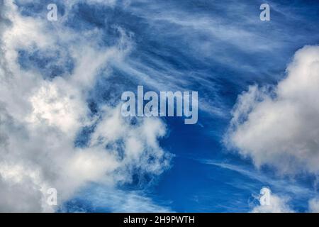 Dramatischer Wolkenhimmel, gutes Wetter, Clifden, Galway, Connemara, Irland Stockfoto