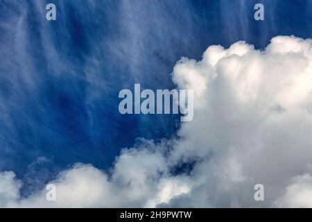 Dramatischer Wolkenhimmel, gutes Wetter, Clifden, Galway, Connemara, Irland Stockfoto