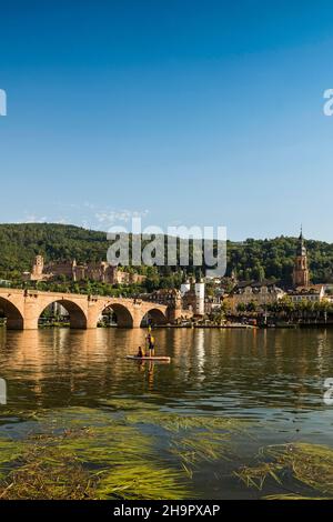 Alte Brücke, Alte Brucke über Neckar mit Schloss und Altstadt, Heidelberg, Baden-Württemberg, Deutschland Stockfoto