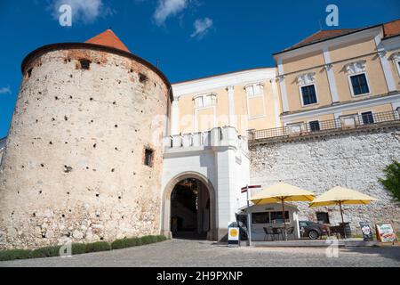 Runder Turm und Eingang zur Burg Mikulov oder Nikolsburg, Mikulov, Breclav District, Jihomoravsky Region, Südmähren, Tschechische Republik Stockfoto