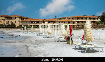 Liegestühle und Sonnenschirme am Strand von Figari in Golfo Aranci, Sardinien, Italien Stockfoto
