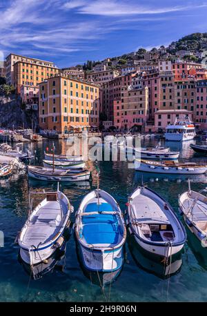 Kleine Fischerboote in Camogli, Ligurien, Italien Stockfoto