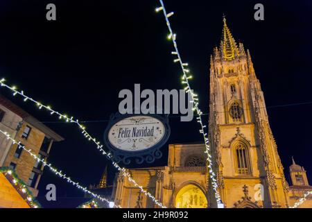 Kathedrale von Oviedo mit Weihnachtsschmuck, Asturien. Spanien. Frohe Weihnachten Zeichen auf Spanisch. Stockfoto
