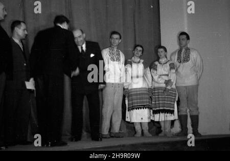 ¯yrardów, 1949-03-22. Dom Kultury. Tournee teatru narodowego z Bratys³awy. S³owacki teatr prezentowa³ w Polsce widowisko pod tytu³em Rok na wsi. Spektalk zosta³ przygotowany specjalnie dla polskiej publicznoœci. NZ. Oficjalne przemówienia. msa PAP Zyrardow, 22. März 1949. Ein Gemeindezentrum. Eine Führung durch ein Nationaltheater aus Bratislava. Das slowakische Theater präsentierte die Vorstellung „Ein Jahr auf dem Lande“, die für das polnische Publikum vorbereitet wurde. Im Bild: Offizielle Reden. msa PAP Stockfoto