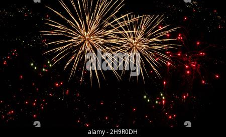 Buntes Feuerwerk am Silvesterabend Stockfoto